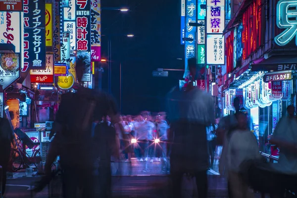 东京新宿霓虹灯街漫漫漫长夜拍摄 — 图库照片