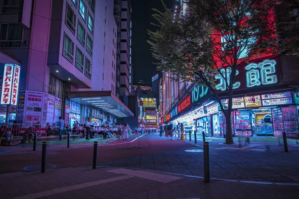 Egy éjszaka a neon utcában Shinjuku belvárosában Tokióban. — Stock Fotó