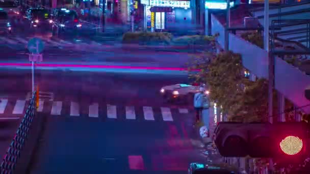 Un timelapse notturno della strada al neon a Shinjuku Tokyo high angle long shot — Video Stock