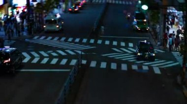 Shinjuku Tokyo 'daki neon sokağının gece vardiyası.