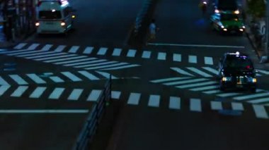 Shinjuku Tokyo 'daki neon sokağının gece vardiyası.