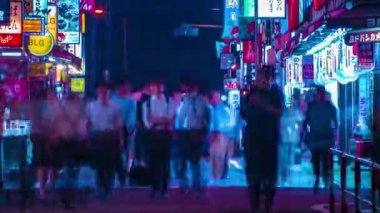 Shinjuku Tokyo 'nun merkezindeki neon sokağının gece çekimleri.