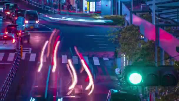 新宿のネオン街の夜のタイムラプス東京高角ロングショット — ストック動画