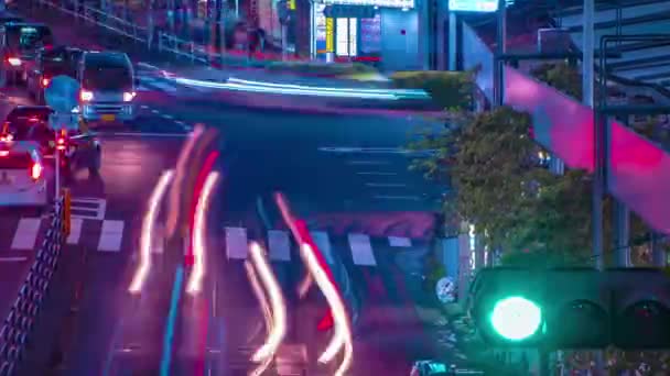 Un timelapse notturno della strada al neon a Shinjuku Tokyo high angle long shot — Video Stock