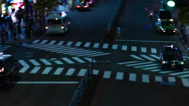 东京新宿霓虹灯街高角斜移的一个夜晚 — 图库视频影像