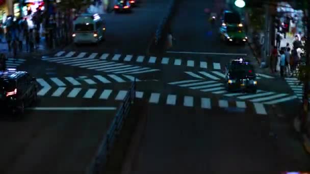 Un timelapse notturno della strada al neon a Shinjuku Tokyo tiltshift ad alto angolo — Video Stock