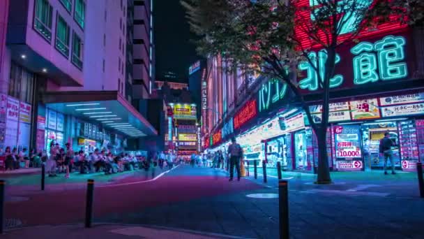 Nocny timelapse neonowej ulicy na śródmieściu w Shinjuku Tokio szerokie ujęcie — Wideo stockowe