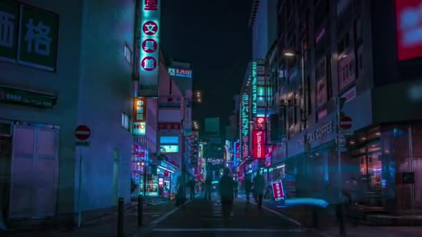 En natt timelapse av neon gatan i centrum i Shinjuku Tokyo bred skott — Stockvideo