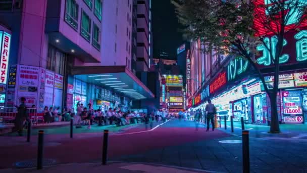 En natt timelapse av neon gatan i centrum i Shinjuku Tokyo bred skott — Stockvideo