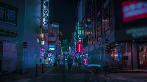 Nocny timelapse neonowej ulicy na śródmieściu w Shinjuku Tokio szerokie ujęcie — Wideo stockowe