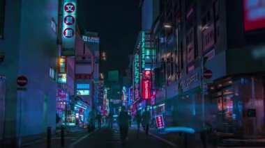 Shinjuku Tokyo 'nun merkezindeki neon sokağının gece görüntüsü.