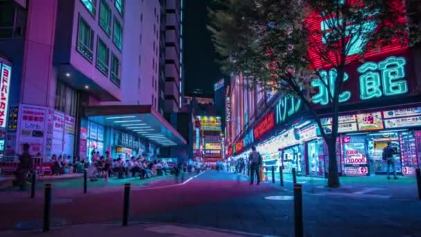 Un timelapse noche de la calle de neón en el centro de Shinjuku Tokio tiro de par en par — Vídeo de stock