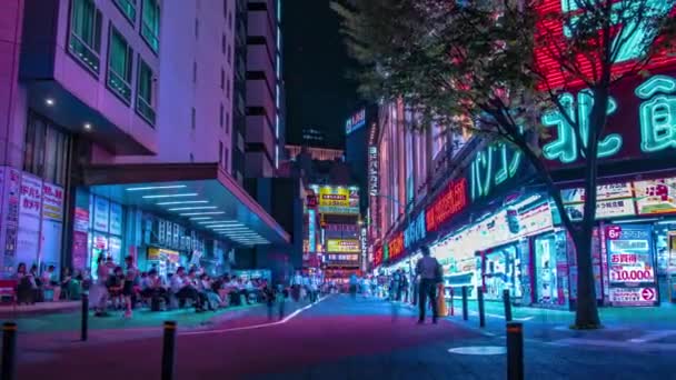 Нічний таймляпс неонової вулиці в центрі міста Сіндзюку, Токіо, широкий постріл. — стокове відео