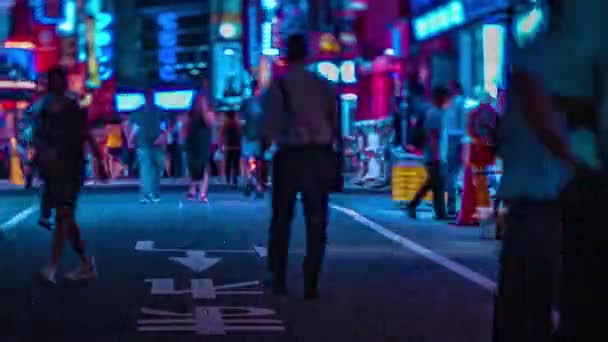 Ein nächtlicher Zeitraffer der neonfarbenen Straße in der Innenstadt in shinjuku tokyo tiltshift — Stockvideo