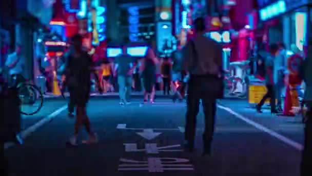 En natt timelapse av neon gatan i centrum i Shinjuku Tokyo tiltshift — Stockvideo