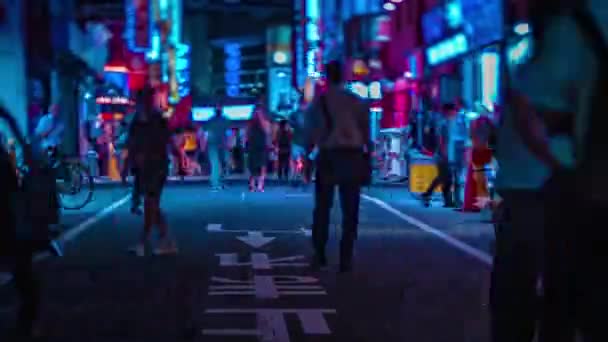 En natt timelapse av neon gatan i centrum i Shinjuku Tokyo tiltshift — Stockvideo