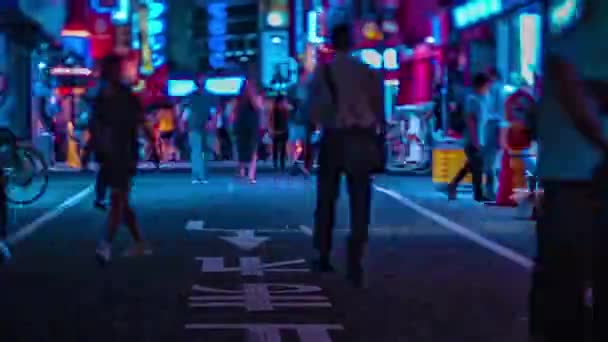 En natt timelapse av neon gatan i centrum i Shinjuku Tokyo tiltshift — Stockvideo