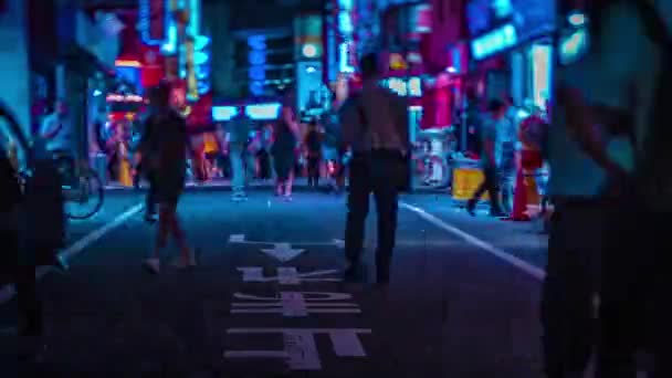 En natt timelapse av neon gatan i centrum i Shinjuku Tokyo tiltshift — Stockvideo