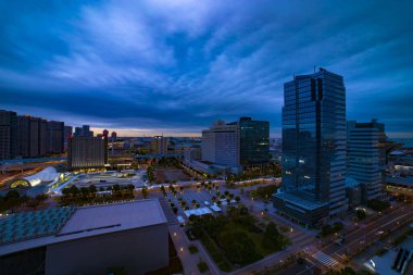 Ariake Tokyo 'da şehir merkezinde alacakaranlık manzarası.