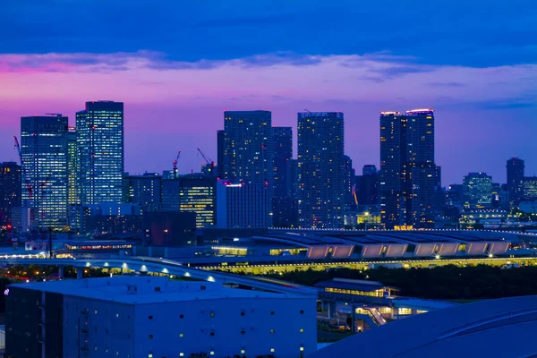 Uma paisagem urbana crepúsculo na rua urbana em Ariake Tóquio tiro largo — Fotografia de Stock