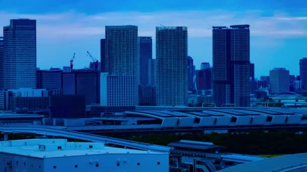 En skymning timelapse av stadsbilden på den urbana gatan i Ariake Tokyo långsökt — Stockvideo