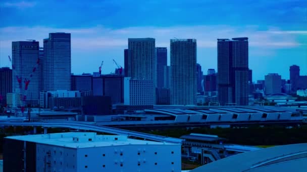 Ein Zeitraffer des Stadtbildes in der Dämmerung an der Stadtstraße in Ariake Tokyo in der Langzeitaufnahme — Stockvideo