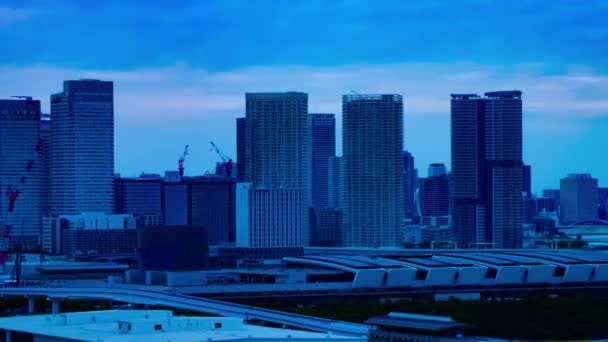 Un atardecer timelapse del paisaje urbano en la calle urbana en Ariake Tokio tiro largo — Vídeos de Stock