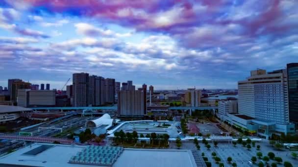 Un tramonto timelapse del paesaggio urbano presso la strada urbana di Ariake Tokyo colpo largo — Video Stock