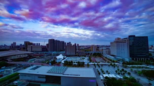 Um cronograma crepúsculo da paisagem urbana na rua urbana em Ariake Tokyo tiro largo — Vídeo de Stock