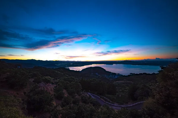 Un amanecer cerca del lago Okuhamana en Hamamatsu Shizuoka gran angular de tiro ancho — Foto de Stock