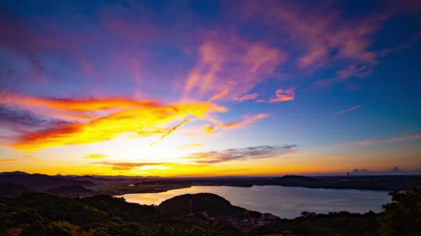 Wschód słońca timelapse bliski Okuhamana jezioro w Hamamatsu Shizuoka wysoki kąt szeroki strzał — Wideo stockowe