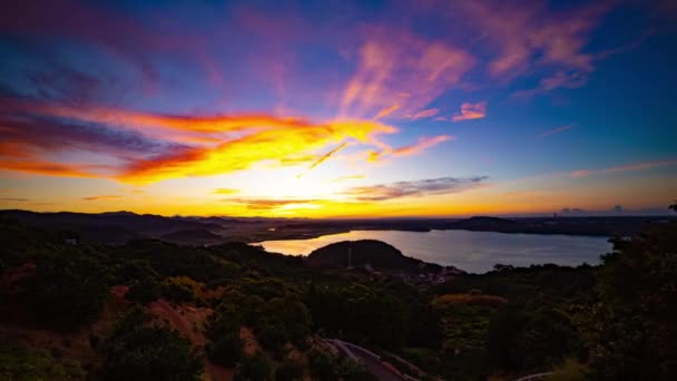 하마마쓰 시즈오카의 높은 각도에서 오쿠 하마나 호수 근처에 있는 일출 전광판 — 비디오