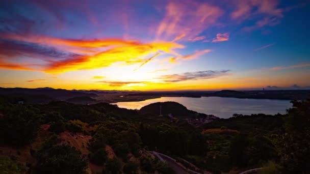 Wschód słońca timelapse bliski Okuhamana jezioro w Hamamatsu Shizuoka wysoki kąt szeroki strzał — Wideo stockowe