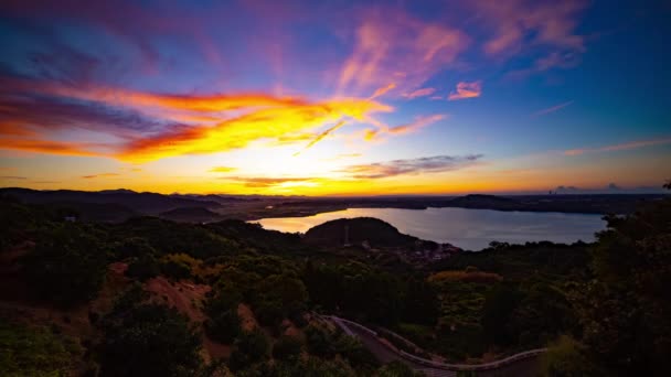 하마마쓰 시즈오카의 높은 각도에서 오쿠 하마나 호수 근처에 있는 일출 전광판 — 비디오