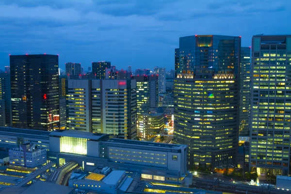 Une vue panoramique nocturne sur la ville urbaine de Tokyo — Photo