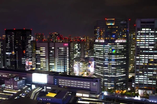 Tokyo yüksek açılı kentindeki panoramik bir gece manzarası