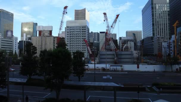 Grues mobiles en construction près du bâtiment de Tokyo — Video