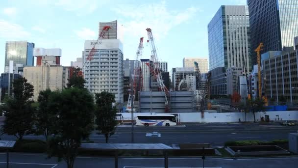 東京都内のビル近くの地下構造物でクレーンを動かす — ストック動画