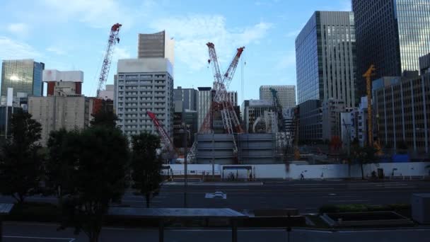 Grúas móviles en construcción cerca del edificio en Tokio — Vídeo de stock