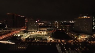 Ariake Tokyo 'daki şehir merkezinde bir gece manzarası.