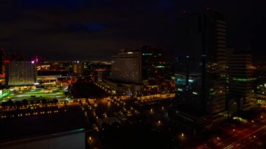 Ariake 'deki şehir caddesinde şafak vakti. Tokyo yüksek açılı geniş açılı çekim.