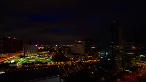 Een dageraad timelapse bij de stedelijke stad straat in Ariake Tokio hoge hoek brede schot kantelen — Stockvideo