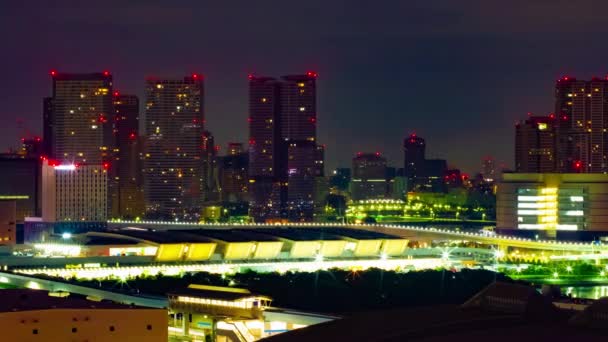 Μια αυγή timelapse στο δρόμο της πόλης στην Ariake Τόκιο υψηλής γωνίας μακρινό σουτ panning — Αρχείο Βίντεο