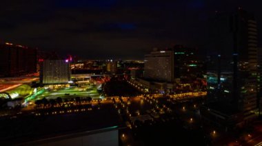 Ariake 'deki şehir caddesinde şafak vakti. Tokyo yüksek açılı geniş açılı çekim.