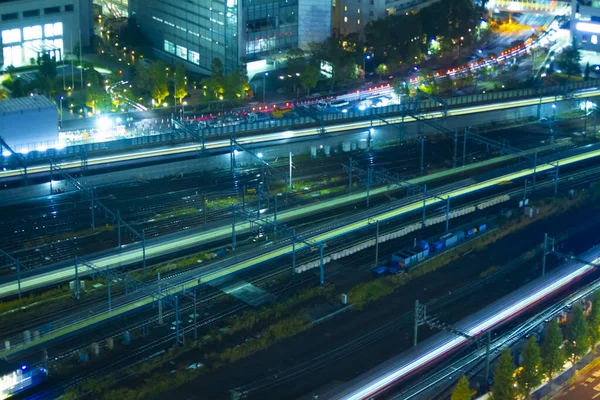 En nattåg i Shinagawa Tokyo hög vinkel långsökt — Stockfoto