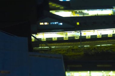 Shinagawa Tokyo 'daki istasyonda bir gece tren yolu yüksek açılı eğim-vardiyası.