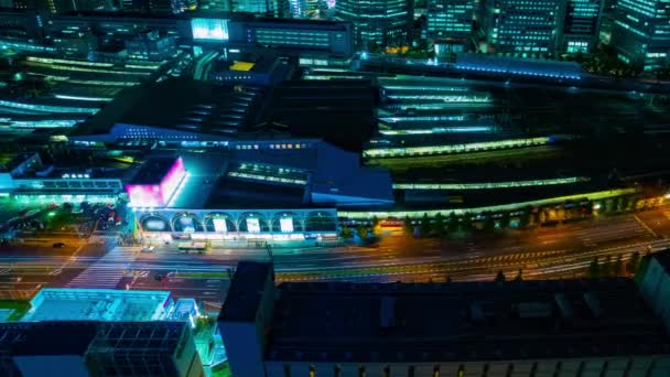 Nocny timelapse kolei na stacji w Shinagawa Tokio wysoki kąt szerokie ujęcie panning — Wideo stockowe