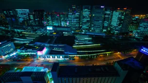 Noční čas železnice na nádraží v Shinagawa Tokyo vysoký úhel široký výstřel náklon — Stock video