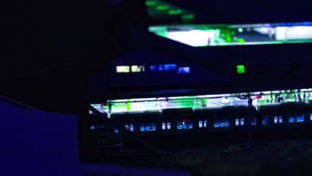 Un timelapse nocturne du chemin de fer à la gare de Shinagawa Tokyo panoramique inclinaison grand angle 