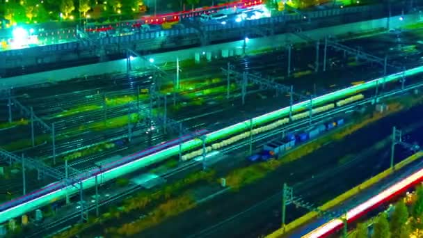 Uma noite timelapse da ferrovia em Shinagawa Tóquio alto ângulo tiro longo panning — Vídeo de Stock